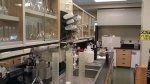 półki w laboratorium