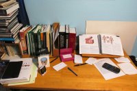 zeszyty i książki na biurku